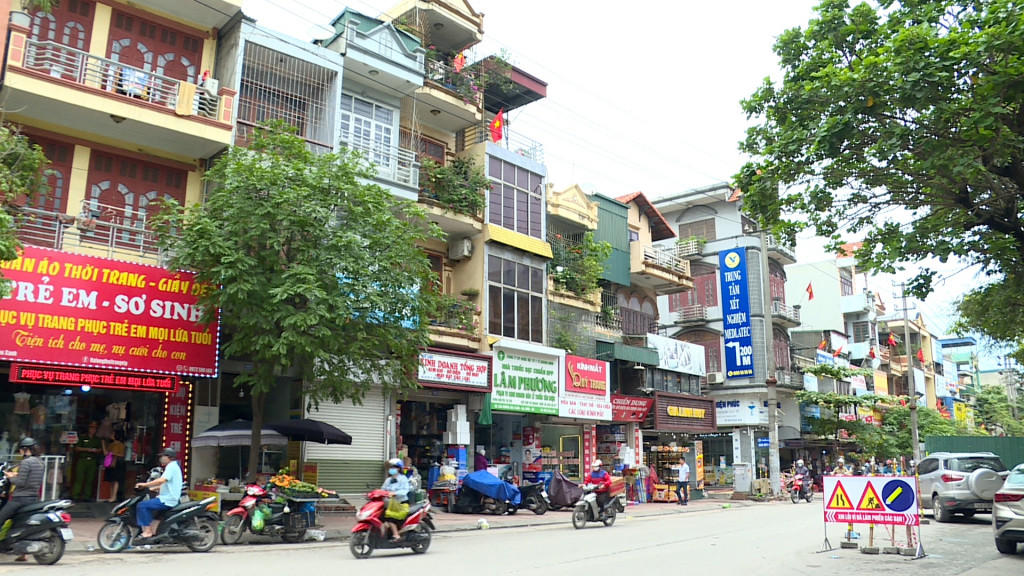 Các cửa hàng kinh doanh san sát nhau trên các tuyến phố. Ảnh chụp tại đường Cao Xanh, TP Hạ Long.