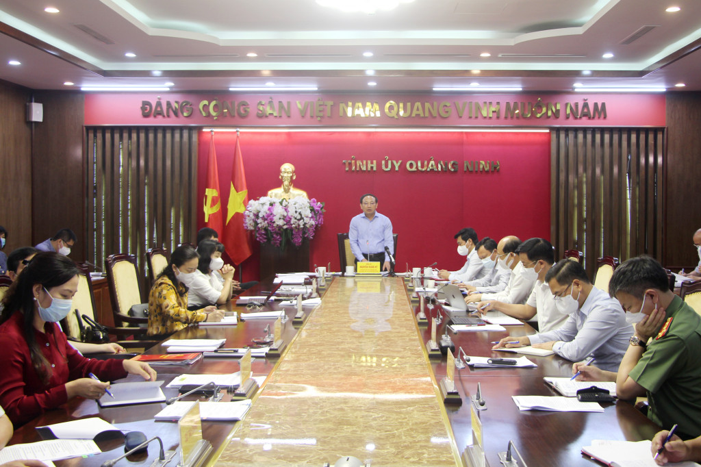 Đồng chí Nguyễn Xuân Ký, Ủy viên Trung ương Đảng, Bí thư Tỉnh ủy, Chủ tịch HĐND tỉnh, phát biểu chỉ đạo cuộc họp.