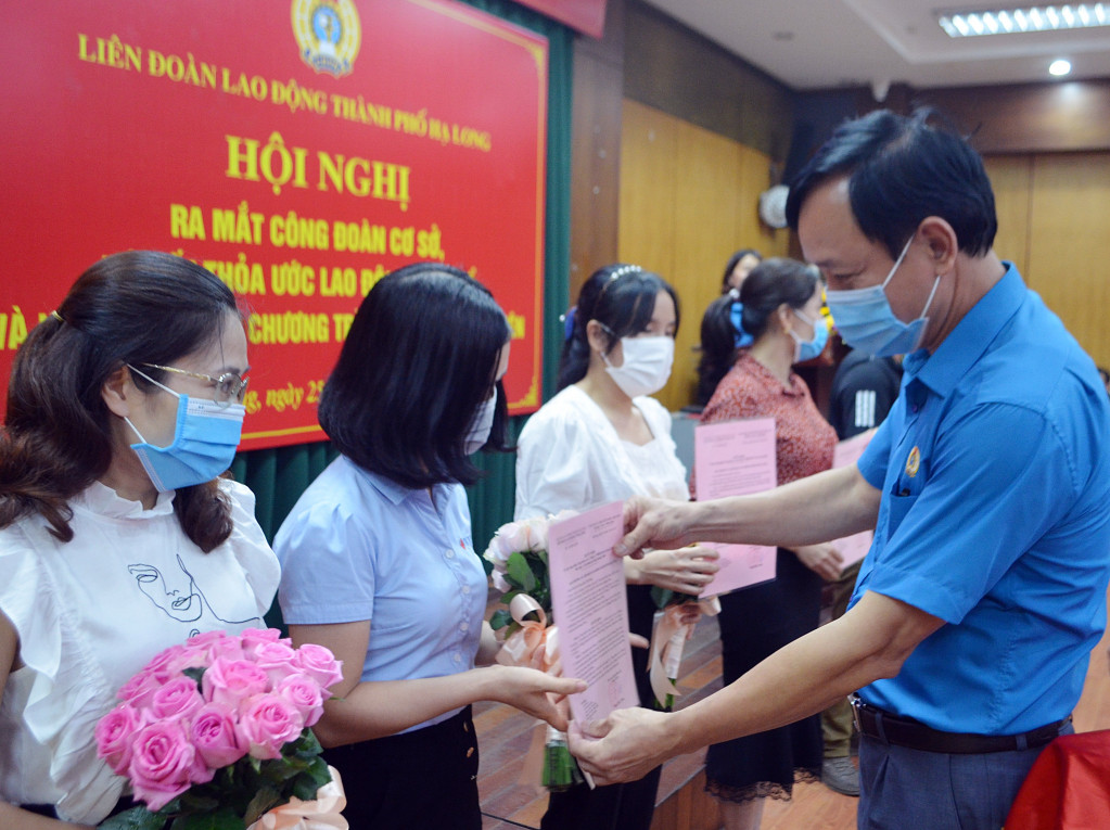 Ông Phạm Ngọc Hưng, Chủ tịch LĐLĐ TP Hạ Long trao quyết định thành lập CĐCS cho đại diện 7 CĐCS.