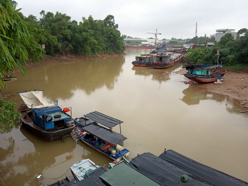 Tàu, thuyền neo đậu tại khu vực cầu Máng, xã Hải Xuân khi có mưa bão gây nguy cơ mất an toàn. 
