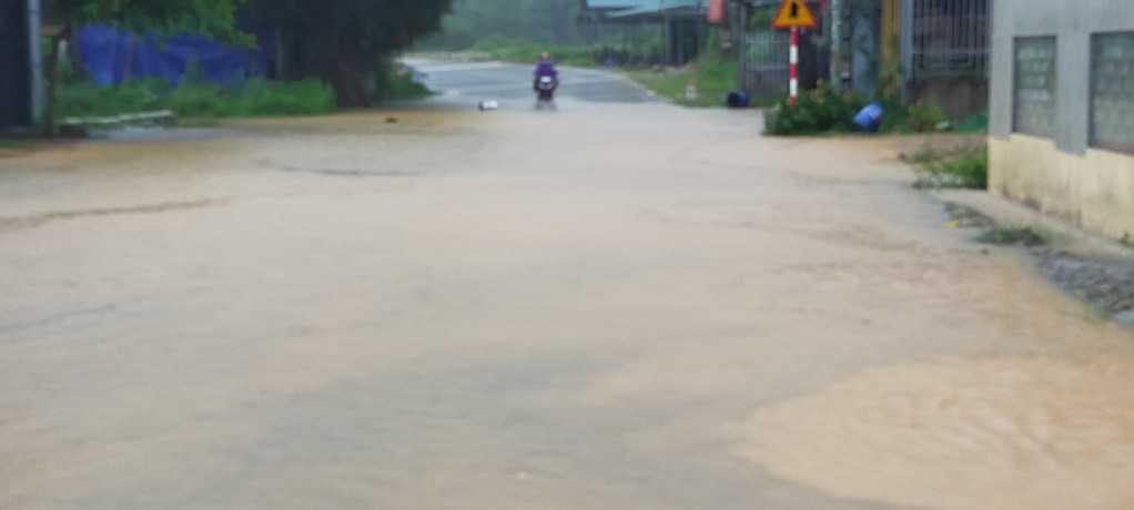 Khu vực km87+650, quốc lộ 18C bị ngập úng mỗi khi có mưa lớn, có nguy cơ gây mất ATGT