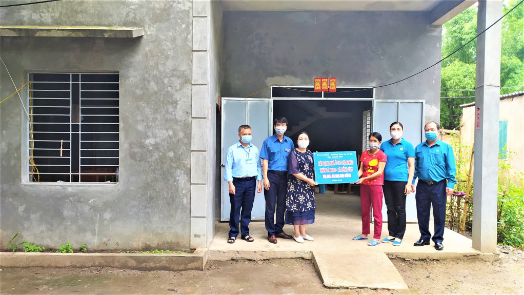 Bàn giao nhà cho gia đình bà Lương Thị Nồng - thôn Nà Khau, xã Đồng Tâm, huyện Bình Liêu