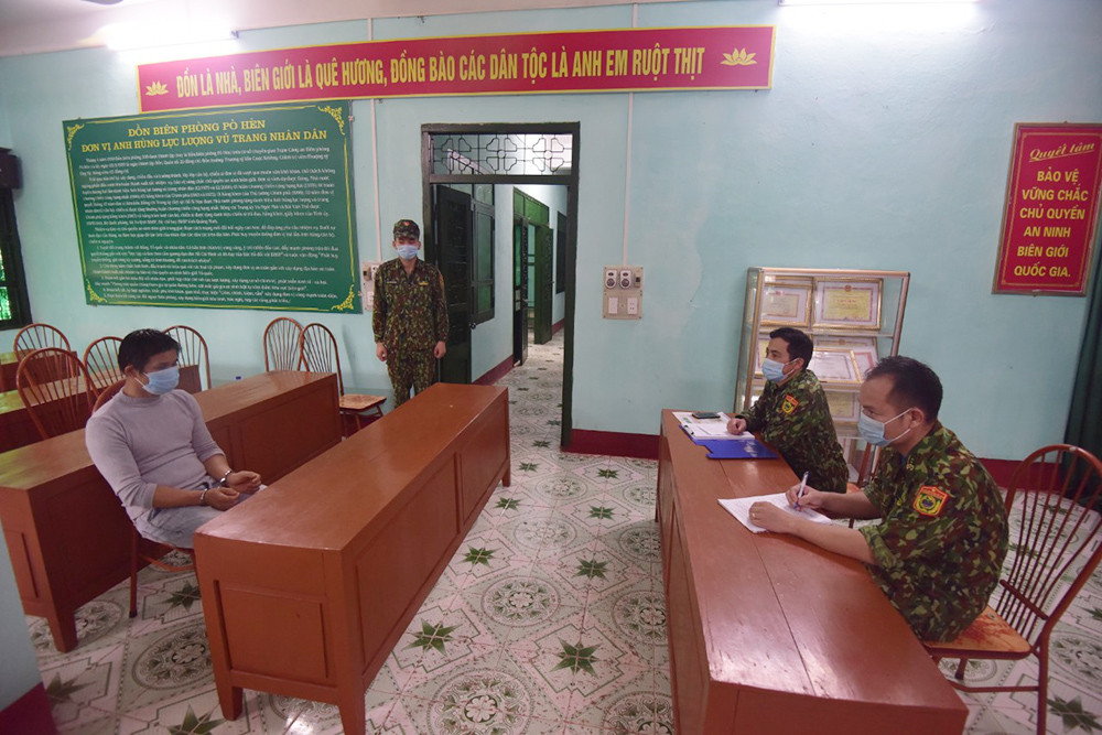 Cán bộ Đồn Biên phòng Pò Hèn lấy lời khai của đối tượng LY KE YI (Lý Khoa Ích) về hành vi tổ chức đưa người xuất cảnh trái phép.