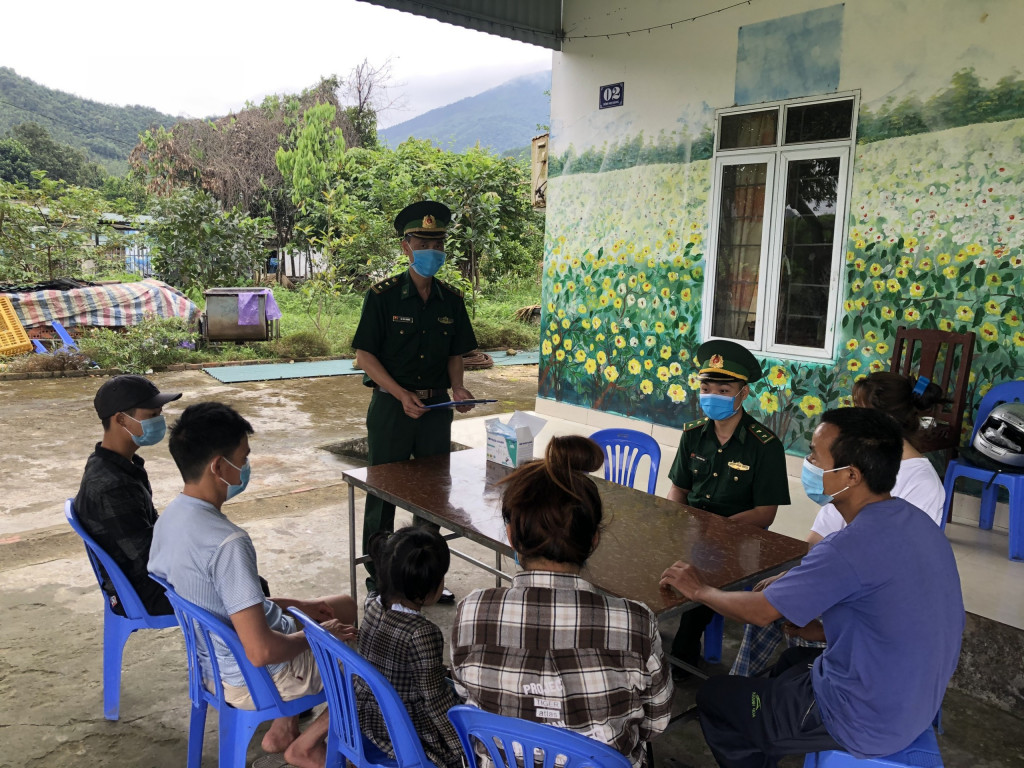 Cán bộ Đồn BP Pò Hèn tuyên truyền, vận động người dân trên địa bàn tham gia đấu tranh phòng chống tội phạm, XNC trái phép.