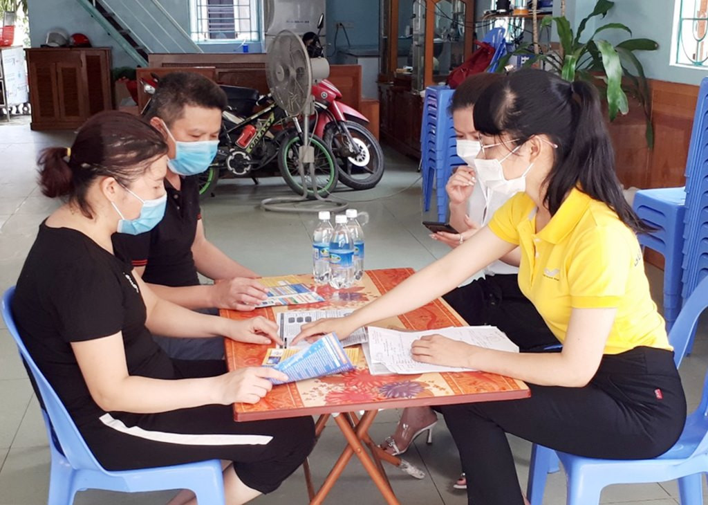 Cán bộ BHXH và Bưu điện TP Hạ Long hướng dẫn các thủ tục liên quan chính sách BHXH tự nguyện cho chị Nguyễn Thị Loan, khu 5, phường Bạch Đằng (TP Hạ Long).