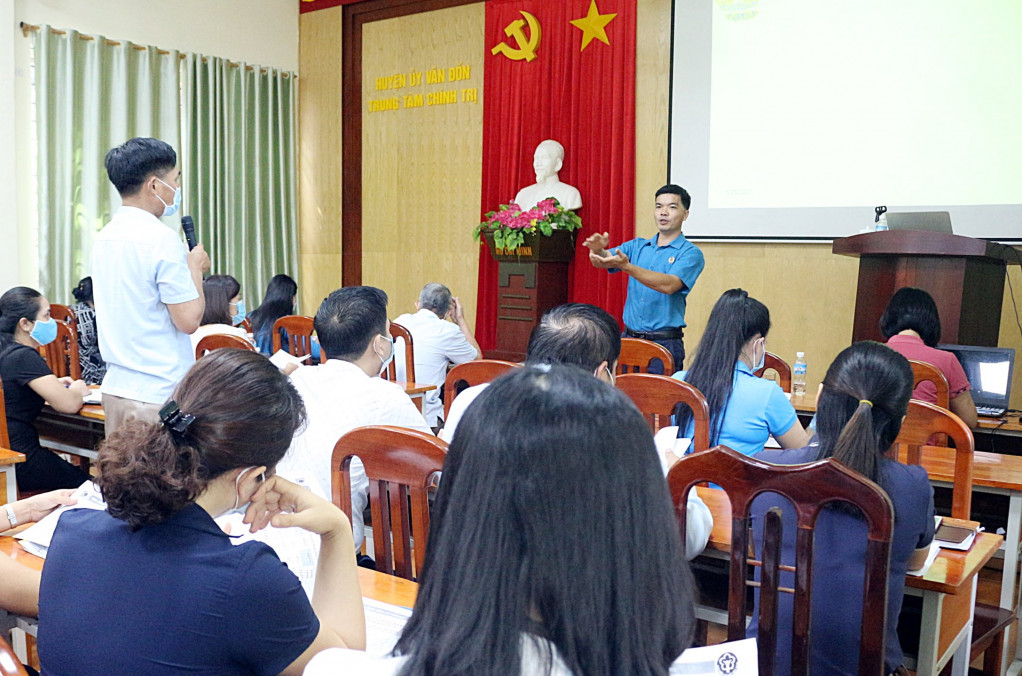 Đối thoại giải đáp các chính sách pháp luật BHXH, BHYT, BHTN cho người lao động do BHXH tỉnh và LĐLĐ tỉnh phối hợp tổ chức tại huyện Vân Đồn, tháng 5/2021.