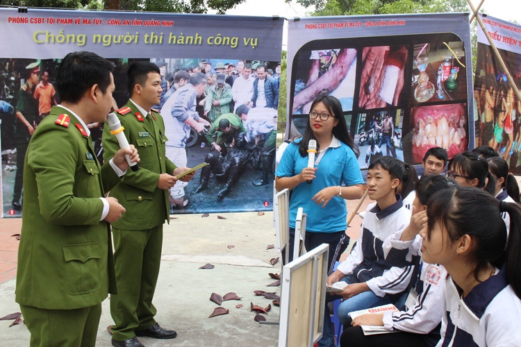 Công an TX Quảng Yên tuyên truyền giáo dục pháp luật cho học sinh. (Ảnh chụp trước 27/4/2021).