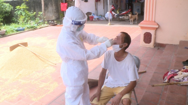 Nhân viên y tế lấy mẫu xét nghiệm cho người dân liên quan đến BN 5999. Ảnh: CDC Thái Nguyên.