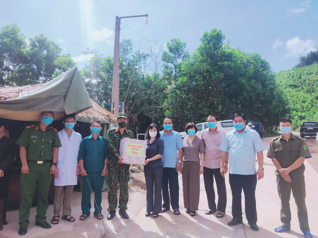 Đồng chí Trịnh Minh Thanh, Phó Chủ tịch thường trực HĐND tỉnh thăm, tặng quà động viên lực lượng trực chốt kiểm soát phòng, chống dịch Covid-19.
