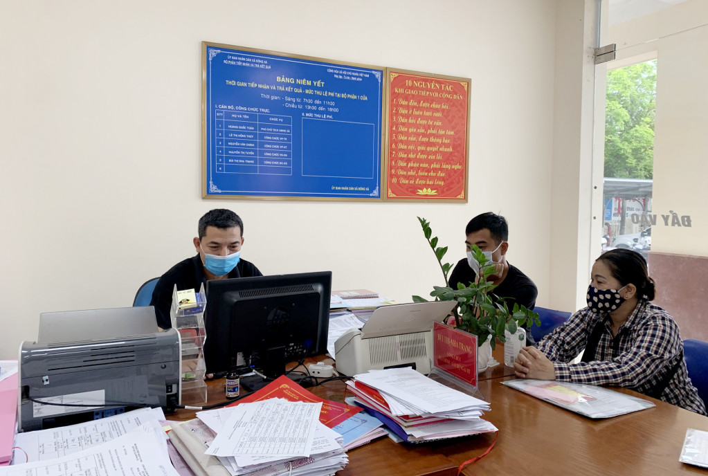 UBND xã Đông Xá (huyện Vân Đồn) niêm yết công khai thời gian giải quyết TTHC cho tổ chức, công dân tại Bộ phận Tiếp nhận và Trả kết quả hiện đại.