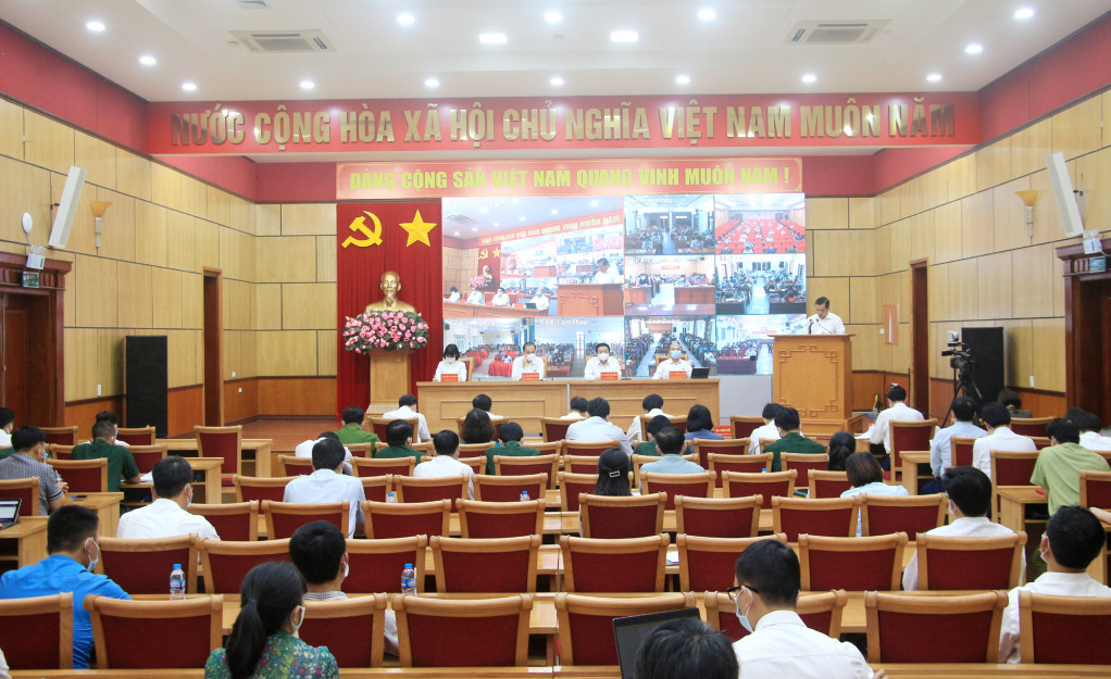 Những người ứng cử ĐBQH khóa XV và đại biểu HĐND các cấp nhiệm kỳ 2021-2026 thực hiện quyền dân chủ trong vận động bầu cử. (Trong ảnh: Những người ứng cử ĐBQH khóa XV thực hiện quyền vận động bầu cử tại TP Cẩm Phả)