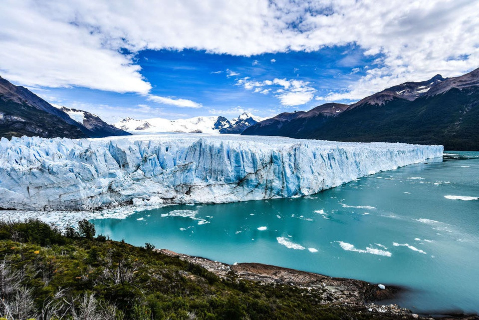 Perito Moreno, Argentina: Thuộc vườn quốc gia Los Glaciares, đây là điểm du lịch hút khách bậc nhất ở Argentina, có trữ lượng nước ngọt lớn thứ 3 trên thế giới. Perito Moreno là một trong số ít sông băng trên thế giới không bị sụt giảm khối lượng. Được phát hiện bởi nhà thám hiểm Francisco Moreno vào thế kỷ X, dòng sông này ước tính có niên đại khoảng 15.000 năm. Nơi đây được đánh giá là sông băng đẹp và lâu đời nhất ở Argentina.