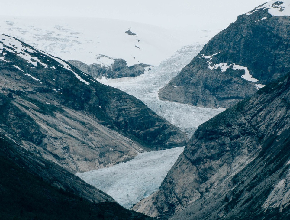 Jostedalsbreen, Na Uy: Nằm ở phía tây Na Uy, đây là dòng sông băng lớn nhất châu Âu. Đây cũng là một trong những sông băng bên ngoài vùng cực dài nhất thế giới. Jostedalsbreen có chiều dài tầm 50 km, gồm khoảng 50 nhánh sông. Các nhánh chảy xuống thung lũng, tạo ra cảnh quan tuyệt đẹp.