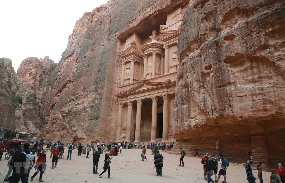 Khách du lịch tại thành phố Petra, Jordan ngày 21/11/2019. (Ảnh: AFP/TTXVN)