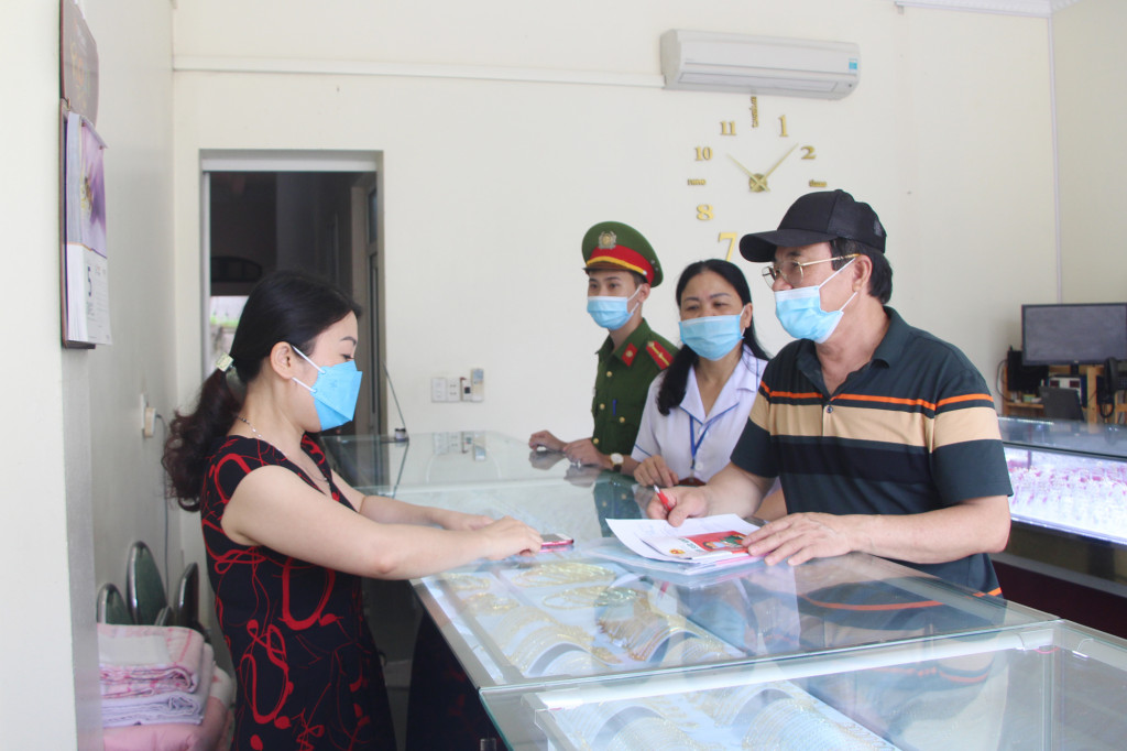 Tổ tự quản phòng, chống Covid-19 khu Trới 4 (phường Hoành Bồ, TP Hạ Long) rà soát, hướng dẫn người dân khai báo y tế.
