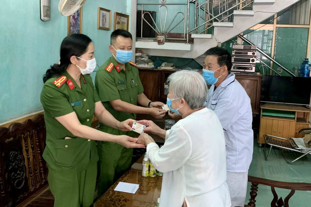 Đại diện lãnh đạo Phòng Cảnh sát QLHC về TTXH và Công an TP Uông Bí trao tận tay thẻ CCCD cho 2 cụ cao tuổi trên địa bàn phường Phương Nam, TP Uông Bí. Ảnh: Nguyễn Khánh (Công an tỉnh).