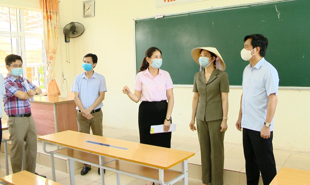 Đồng chí Nguyễn Tường Văn, Chủ tịch UBND tỉnh chỉ đạo công tác chuẩn bị cho kỳ thi vào lớp 10 tại TX Đông Triều.