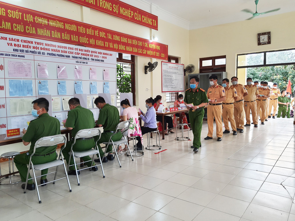 Các chiến sĩ Công an TP Uông Bí là những cử tri bỏ phiếu đầu tiên trên địa bàn, vào lúc 6h ngày 23/5.