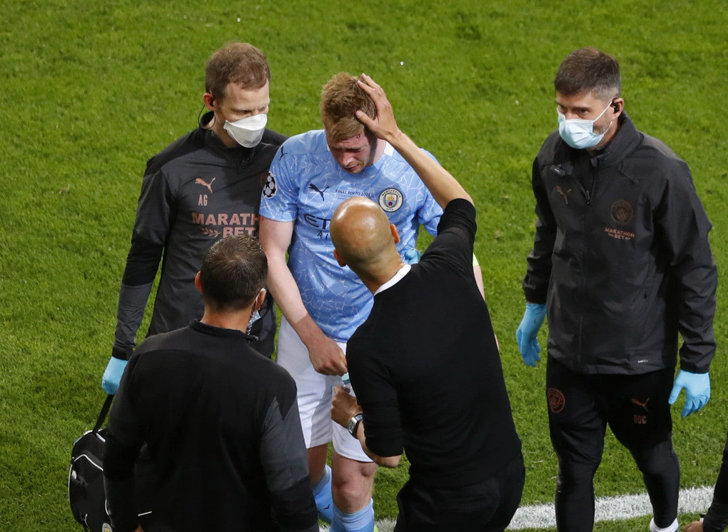 HLV Guardiola xem xét vết thương và động viên De Bruyne trước khi quyết định rút tiền vệ này khỏi sân từ phút 60. Ảnh: Reuters