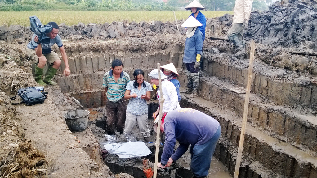 Viện khảo cổ học và các chuyên gia nước ngoài khai quật ở khu vực cánh đồng Lòng Thong, Yên Hải gần Bãi cọc Đồng Má Ngựa vào năm 2013. Ảnh: Ngô Đình Dũng (CTV).