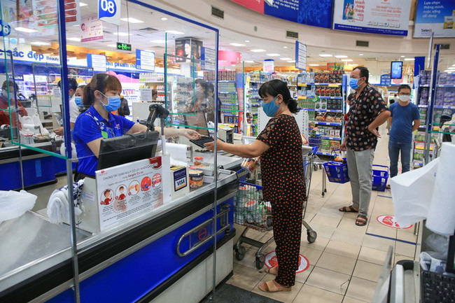 Người dân mua nhu yếu phẩm trước ngày giãn cách xã hội tại một siêu thị ở Quận 6, TP Hồ Chí Minh. (Ảnh: NLĐ)