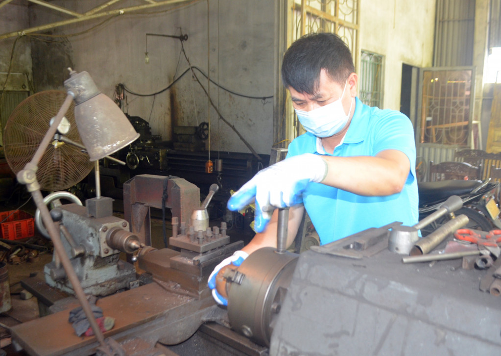 CCB Cao Kim Cương, khu 9B đang gia công thiết bị cơ khí cho phương tiện ô tô trên máy tiện.