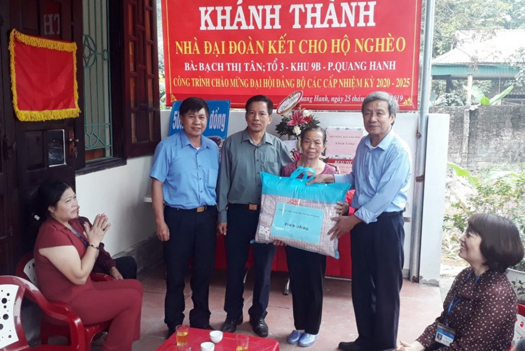 CCB Cao Văn Tiên (ngoài cùng bên trái) cùng Hội CCB phường Quang Hanh (TP Cẩm Phả) trao tặng quà trong dịp khánh thành nhà đại đoàn kết cho bà Bạch Thị Tân ở tổ 3, khu 9B, năm 2019. Ảnh nhân vật cung cấp.