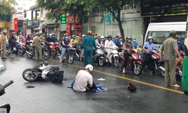 Người cha ôm thi thể con gái gào khóc sau vụ xe buýt cán ở TP.HCM