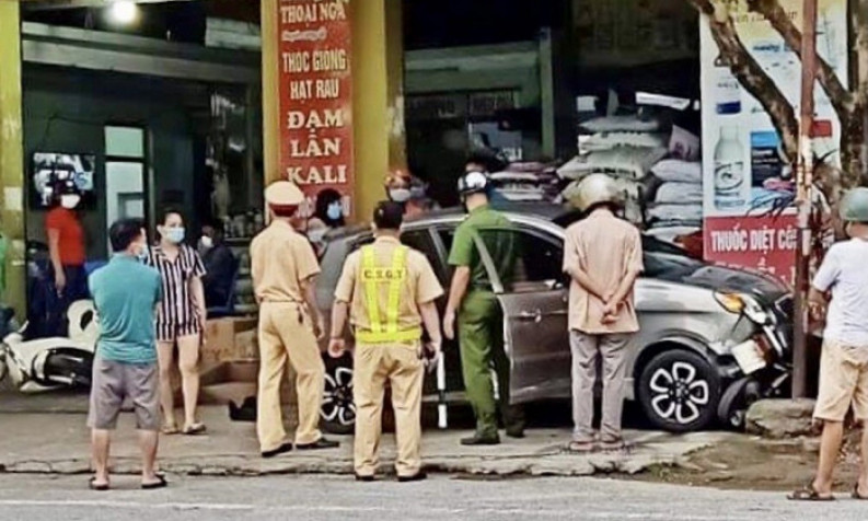 Xe ô tô đâm liên hoàn 4 xe máy, 1 người bị thương