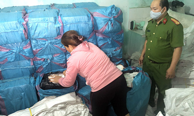 "Nữ quái" buôn lậu hơn 50 nghìn bao thuốc lá