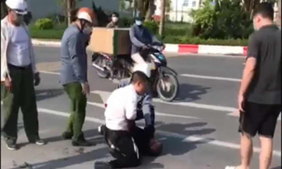 Kỷ luật cán bộ Công an xã đứng gọi điện trong khi tài xế taxi vật lộn với cướp ở Hà Nội
