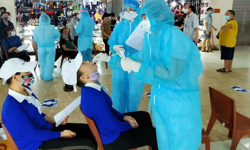 Lấy mẫu xét nghiệm Covid-19 cho 600 tiểu thương chợ Hạ Long 1