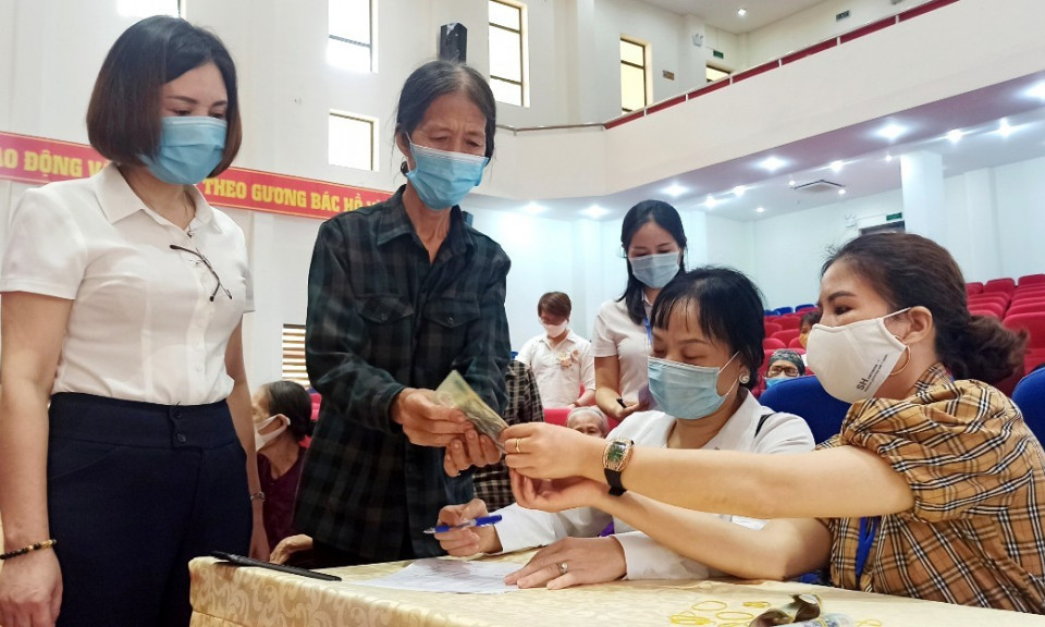 TP Uông Bí trao tặng 11 sổ tiết kiệm cho hộ nghèo