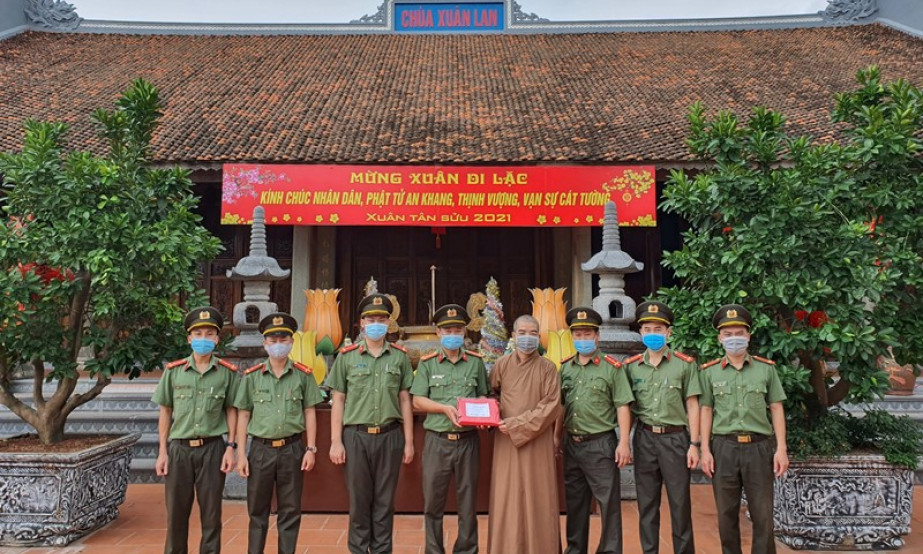Công an thành phố Móng Cái thăm, chúc mừng Đại lễ Phật đản năm 2021