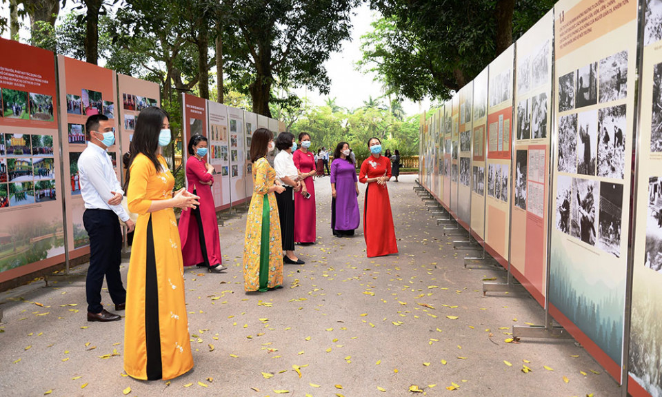 Triển lãm nhân kỷ niệm 131 năm ngày sinh Chủ tịch Hồ Chí Minh