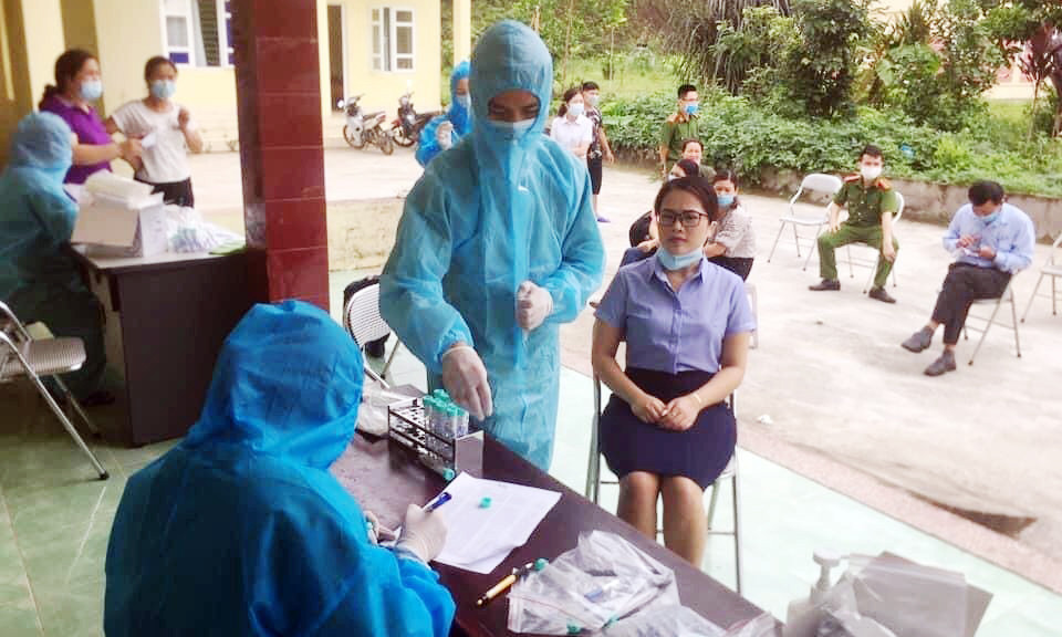 TP Móng Cái: Lấy mẫu xét nghiệm Covid-19 cho thành viên ủy ban, tổ bầu cử