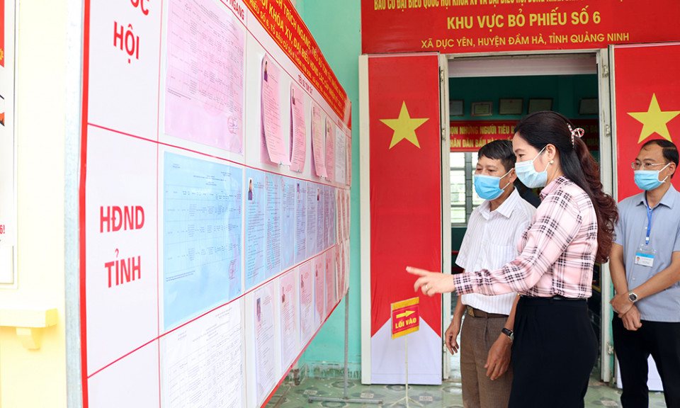 Phó Chủ tịch UBND tỉnh Nguyễn Thị Hạnh kiểm tra công tác bầu cử và phòng, chống dịch tại huyện Đầm Hà