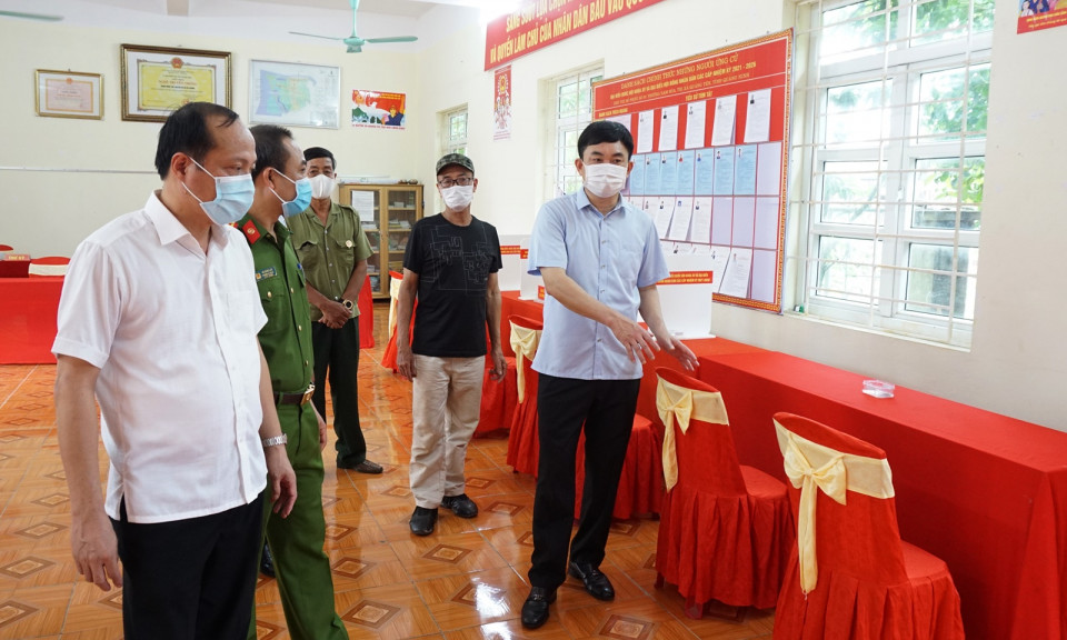 Phó Bí thư Thường trực Tỉnh ủy kiểm tra công tác chuẩn bị bầu cử tại TX Quảng Yên