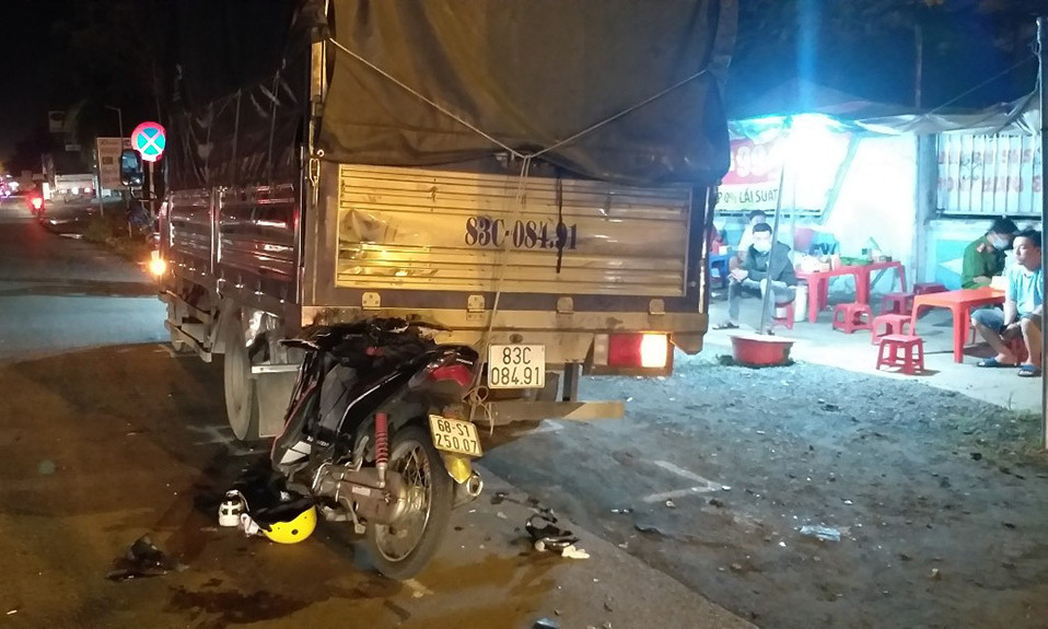 Xe máy dính chặt vào đuôi xe tải, nam thanh niên tử vong tại chỗ