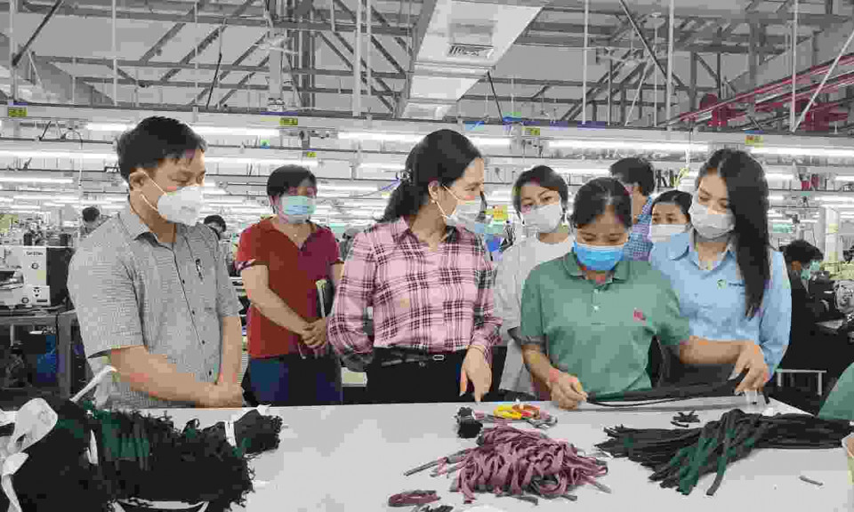 Phó Chủ tịch UBND tỉnh Nguyễn Thị Hạnh kiểm tra công tác phòng chống dịch Covid-19 tại KCN cảng biển Hải Hà 