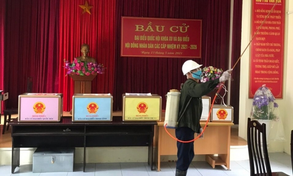 TX Đông Triều: Tổng vệ sinh môi trường, khử khuẩn khu vực bỏ phiếu