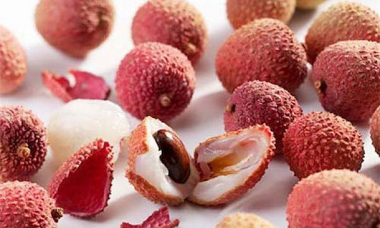 Trẻ bị hóc dị vật do ăn hoa quả, cha mẹ cần làm ngay những điều này