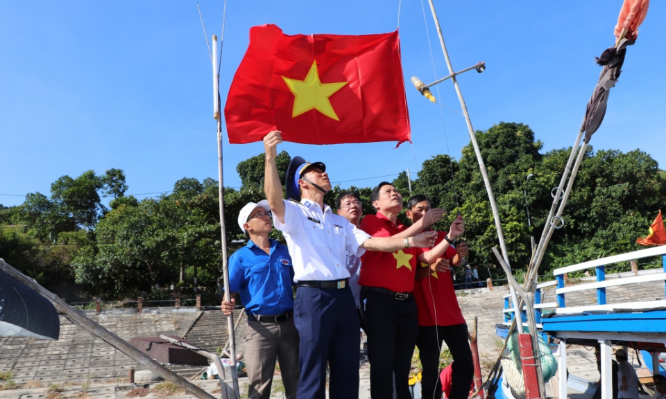 Tặng một triệu lá cờ Tổ quốc cùng ngư dân bám biển