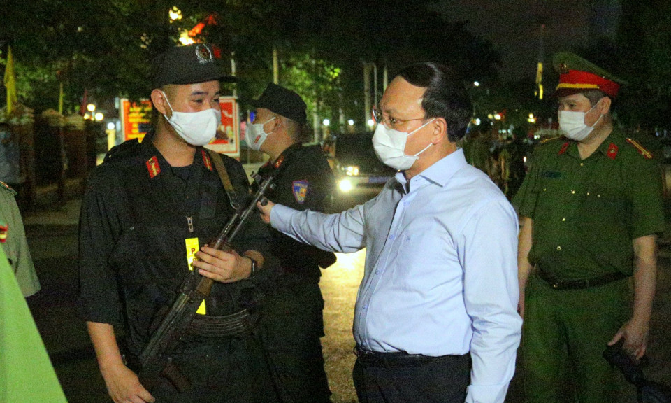 Đồng chí Bí thư Tỉnh ủy thăm, động viên các lực lượng và kiểm tra công tác bảo đảm ANTT phục vụ bầu cử tại TP Hạ Long