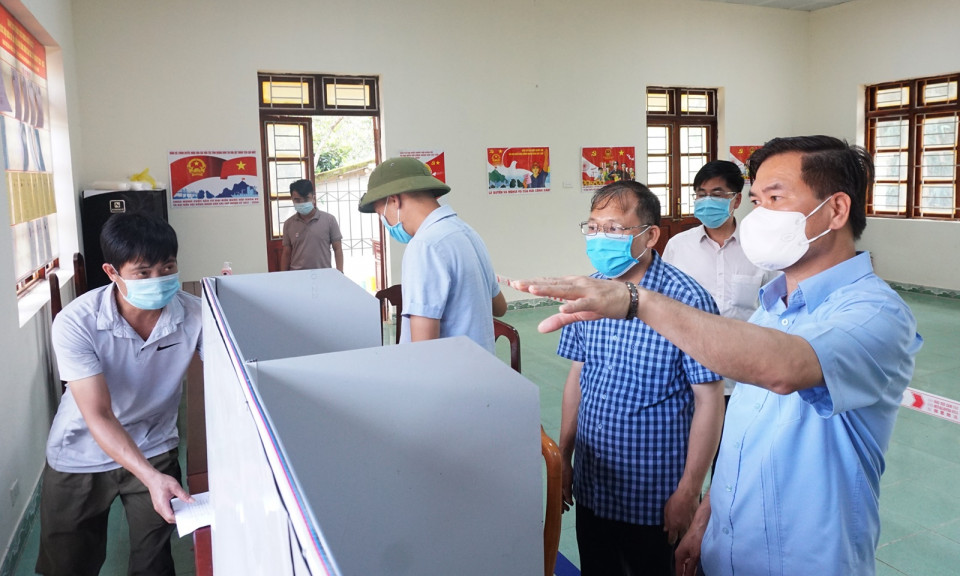Phó Chủ tịch UBND tỉnh Bùi Văn Khắng kiểm tra công tác chuẩn bị bầu cử tại huyện Bình Liêu
