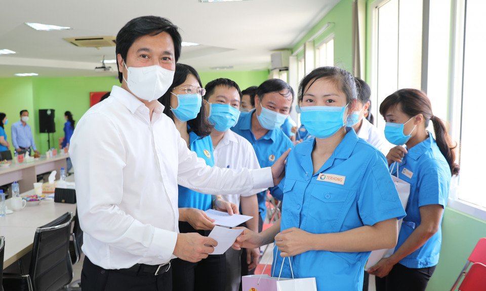 Chủ tịch UBND tỉnh Nguyễn Tường Văn thăm, tặng quà công nhân KCN Hải Yên