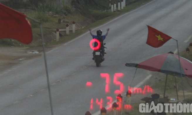 Thanh niên buông 2 tay lái xe máy 75km/h bị phạt gần 9 triệu đồng