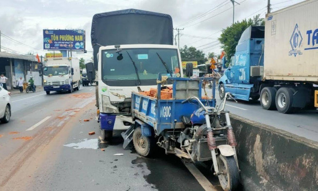 Xe tải tông xe 3 bánh, lái xe 62 tuổi tử vong tại chỗ