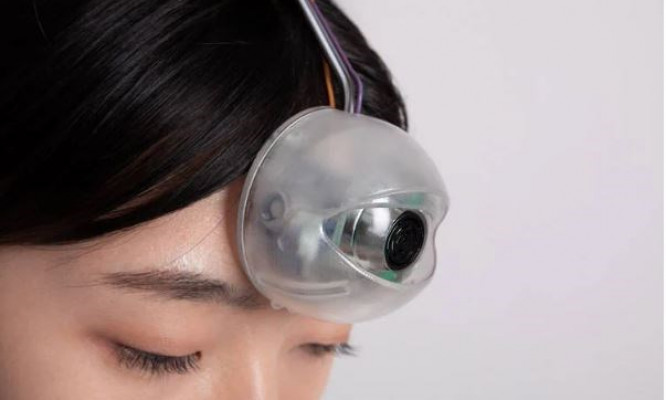 Kỳ lạ con mắt nhân tạo giúp người mê điện thoại di chuyển an toàn