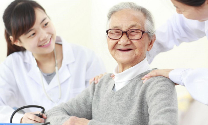 Vì sao người cao tuổi và người bệnh mạn tính cần tiêm phòng cúm mỗi năm?
